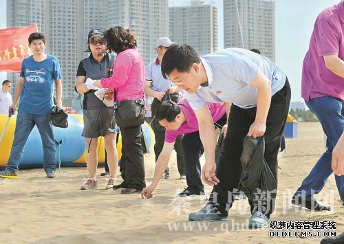 7月1日，市委書記孟祥偉與黨員干部一起撿拾海灘垃圾。